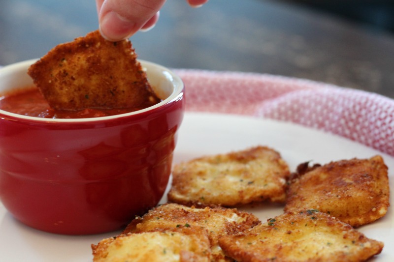 Fried Ravioli Appetizer--serve with your favorite marinara sauce to dip in and enjoy!